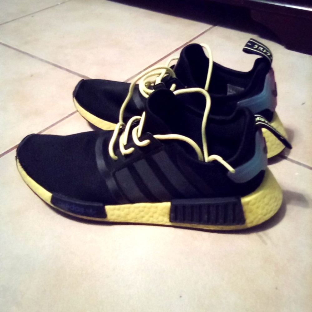 Adidas size 9.5 men //  good condition